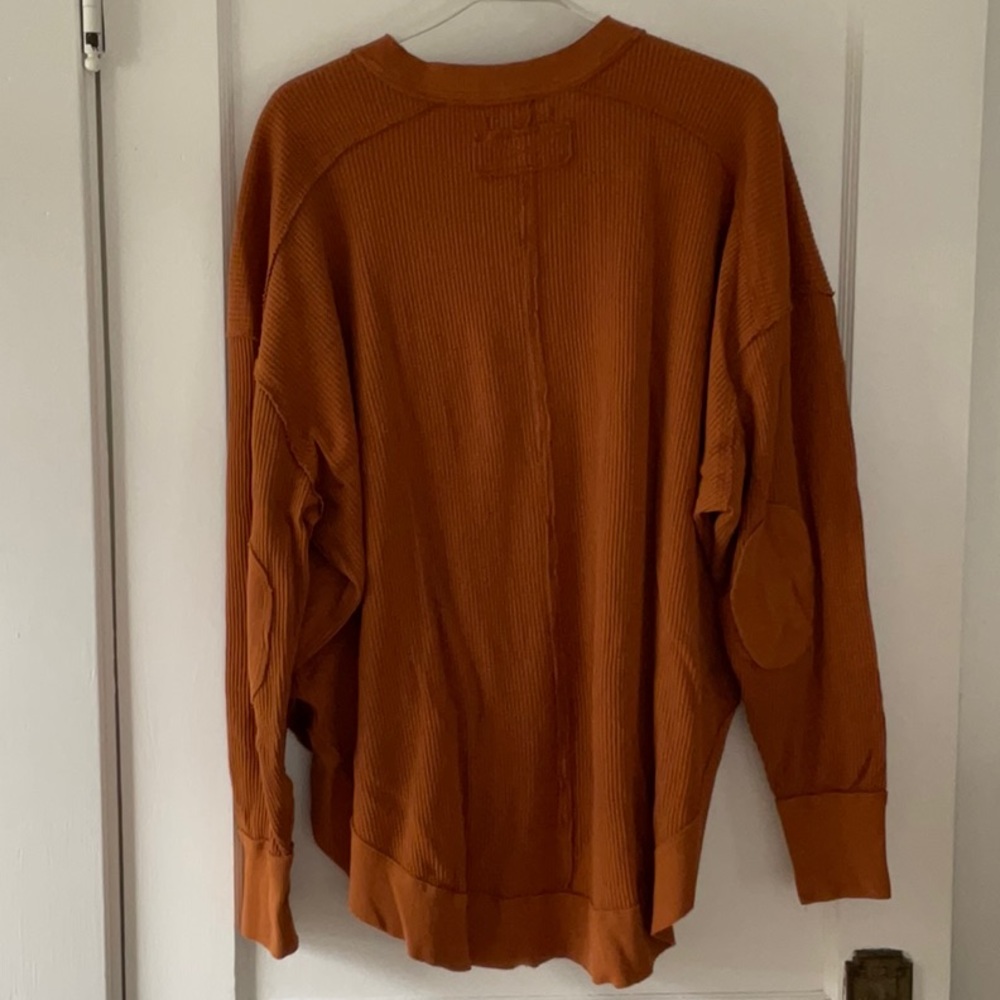 Free PEOPLE Women’s Rust Long-Sleeve V-Notch Pullover Top - Picture 6 of 8